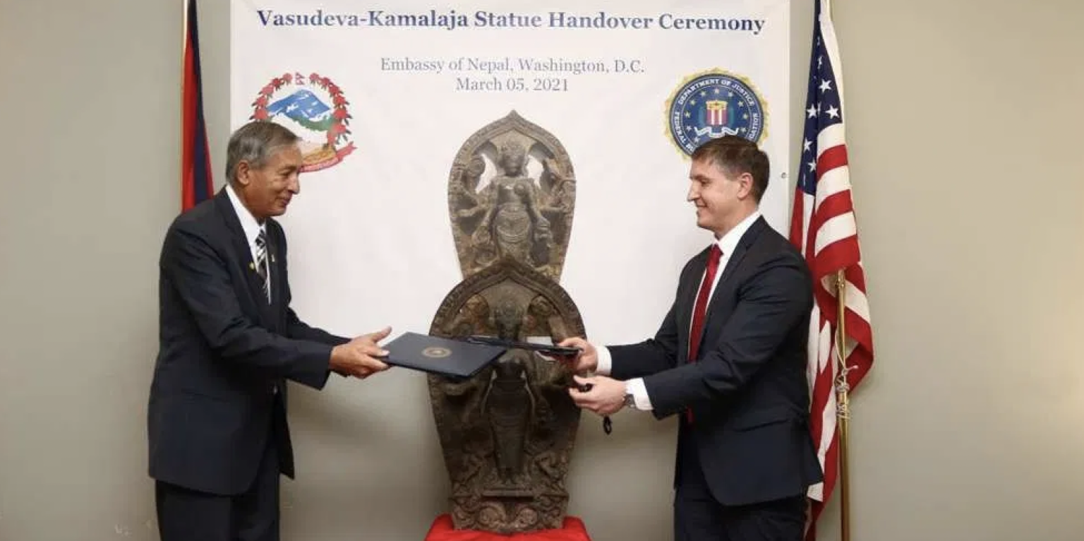 US hands over stolen idol to government