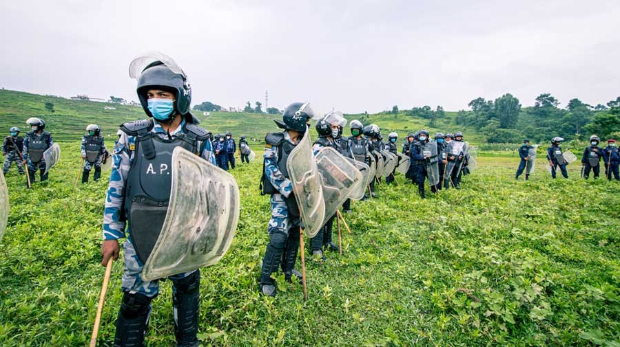 सीमा नाकामा भिडन्त, एक सशस्त्र प्रहरी र आठ भारतीय व्यापारी घाइते