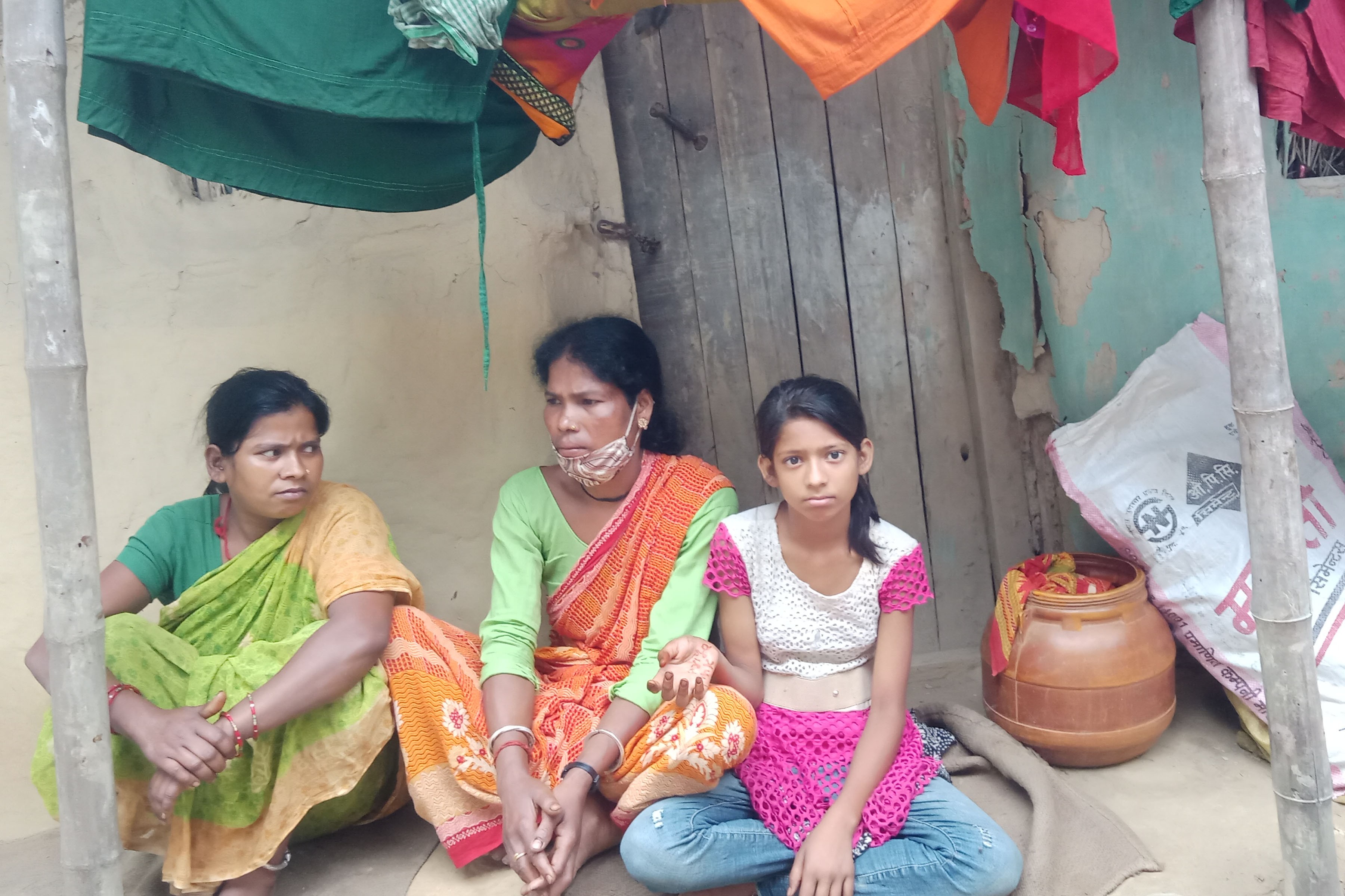 कोरोना कहर:  “छोरी भोकले तडपिएको देख्दा निकै गाह्रो हुन्छ।”