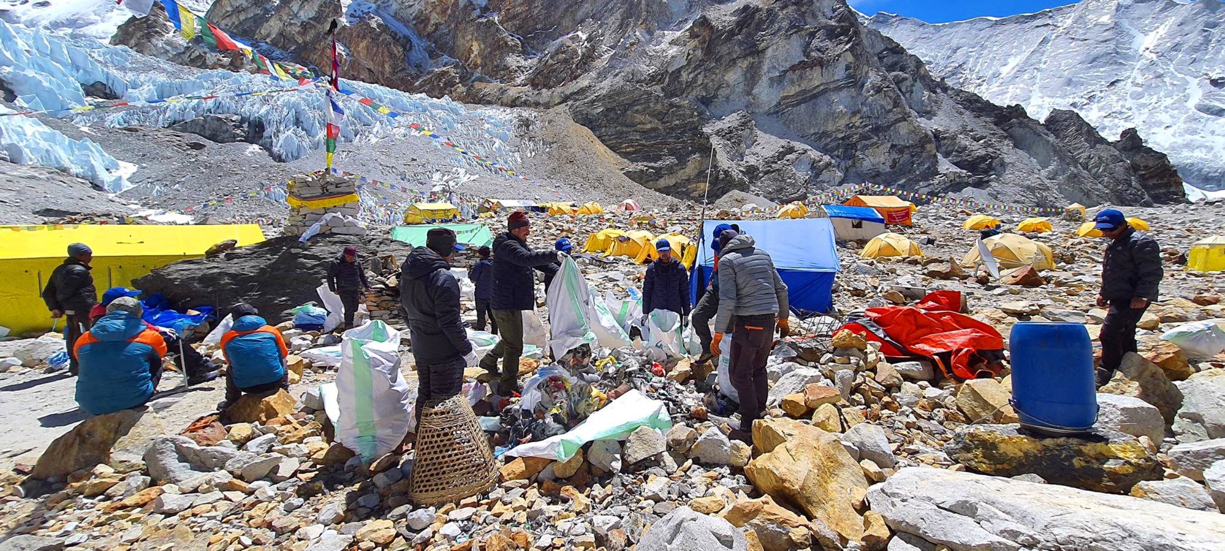 मकालु हिमालबाट सङ्कलित फोहर प्रशोधनका लागि हस्तान्तरण