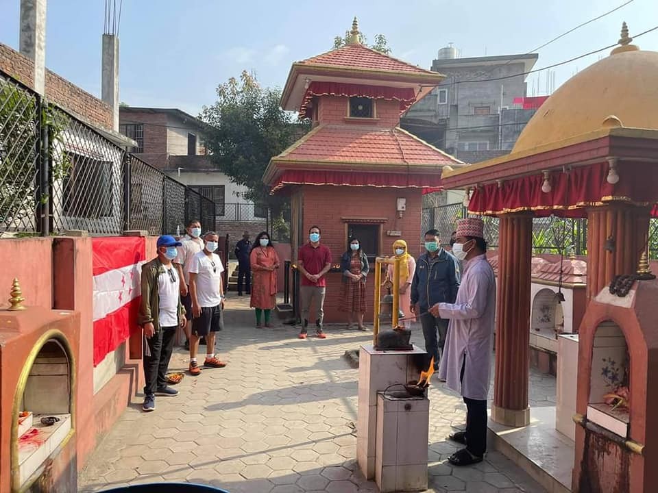 कोरोना सङ्क्रमितको स्वास्थ्यलाभ गर्दै मन्दिरमा दीप प्रज्वलन