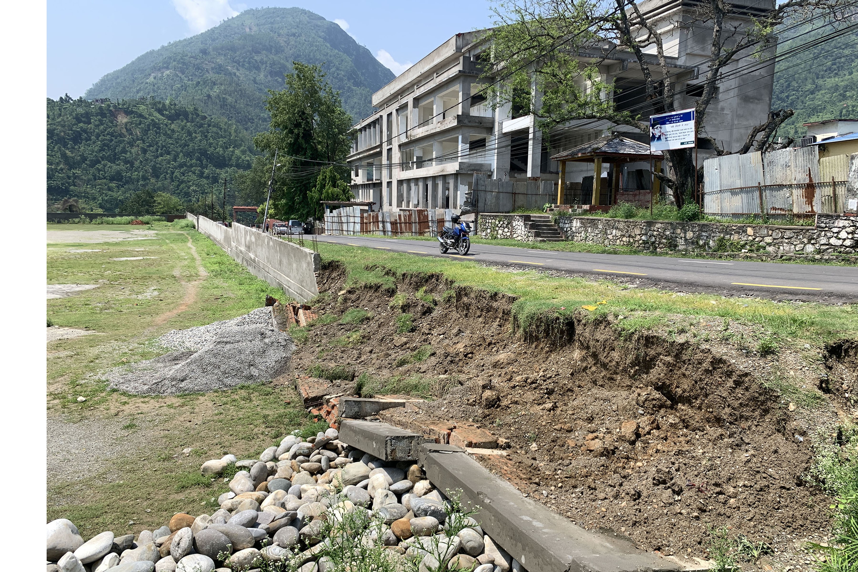  गुणस्तरहीन कामको असर: सामान्य वर्षाले भत्कियो दमौली खेलमैदानको पर्खाल