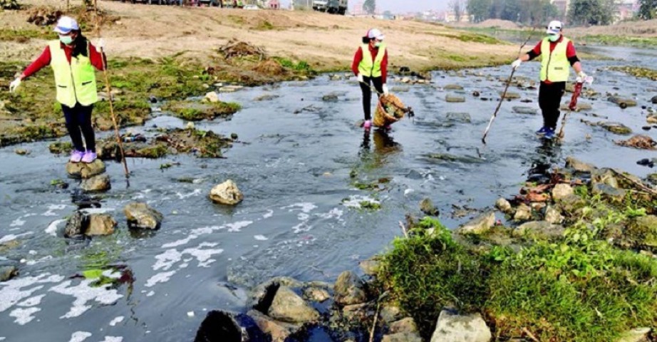 निषेधाज्ञा र वर्षाकाबीच वाग्मती सफाइ महाअभियान जारी