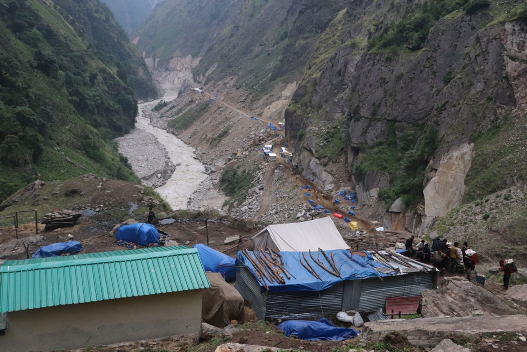 भारतीयले पहाडै खसालेर सडक निर्माण गर्दा नेपालतिरको बाटो अवरुद्ध