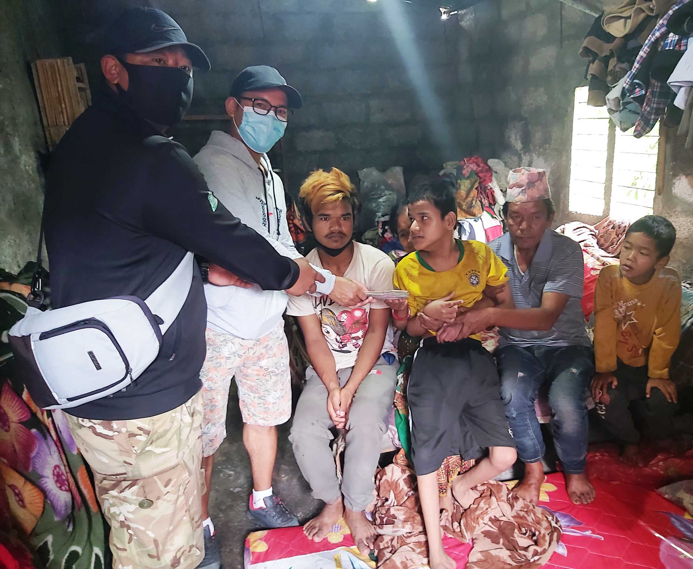 अपाङ्गता भएका परिवारलाई सहयोग