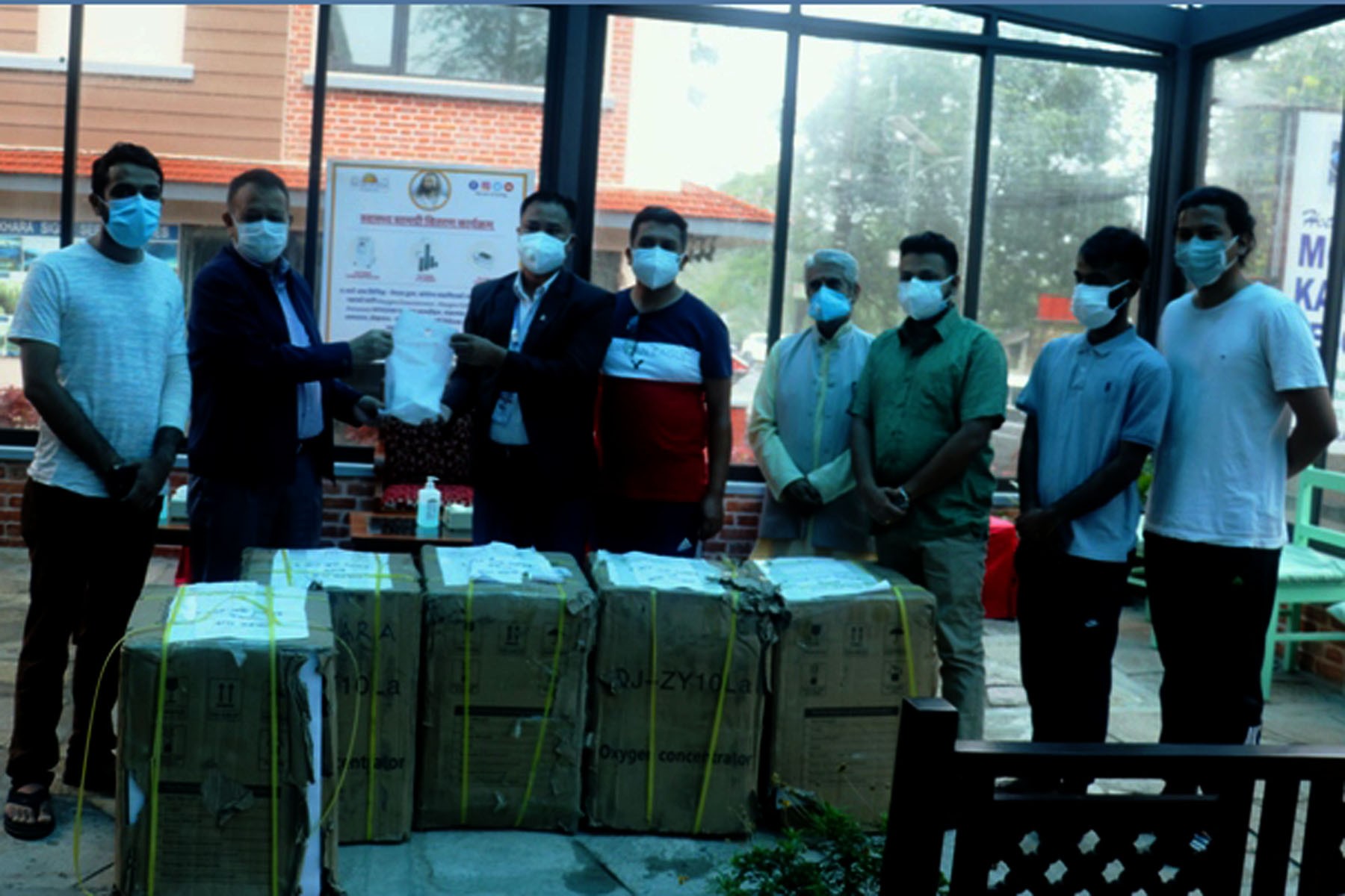 द आर्ट अफ लिभिङद्वारा अत्यावश्यक स्वास्थ्य उपकरण हस्तान्तरण