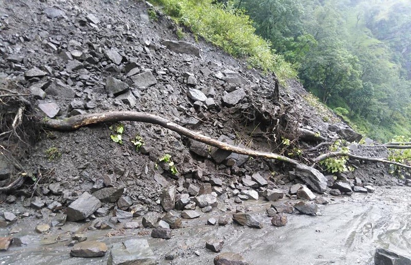 मध्यपहाडी लोकमार्ग खुलाउन समस्या