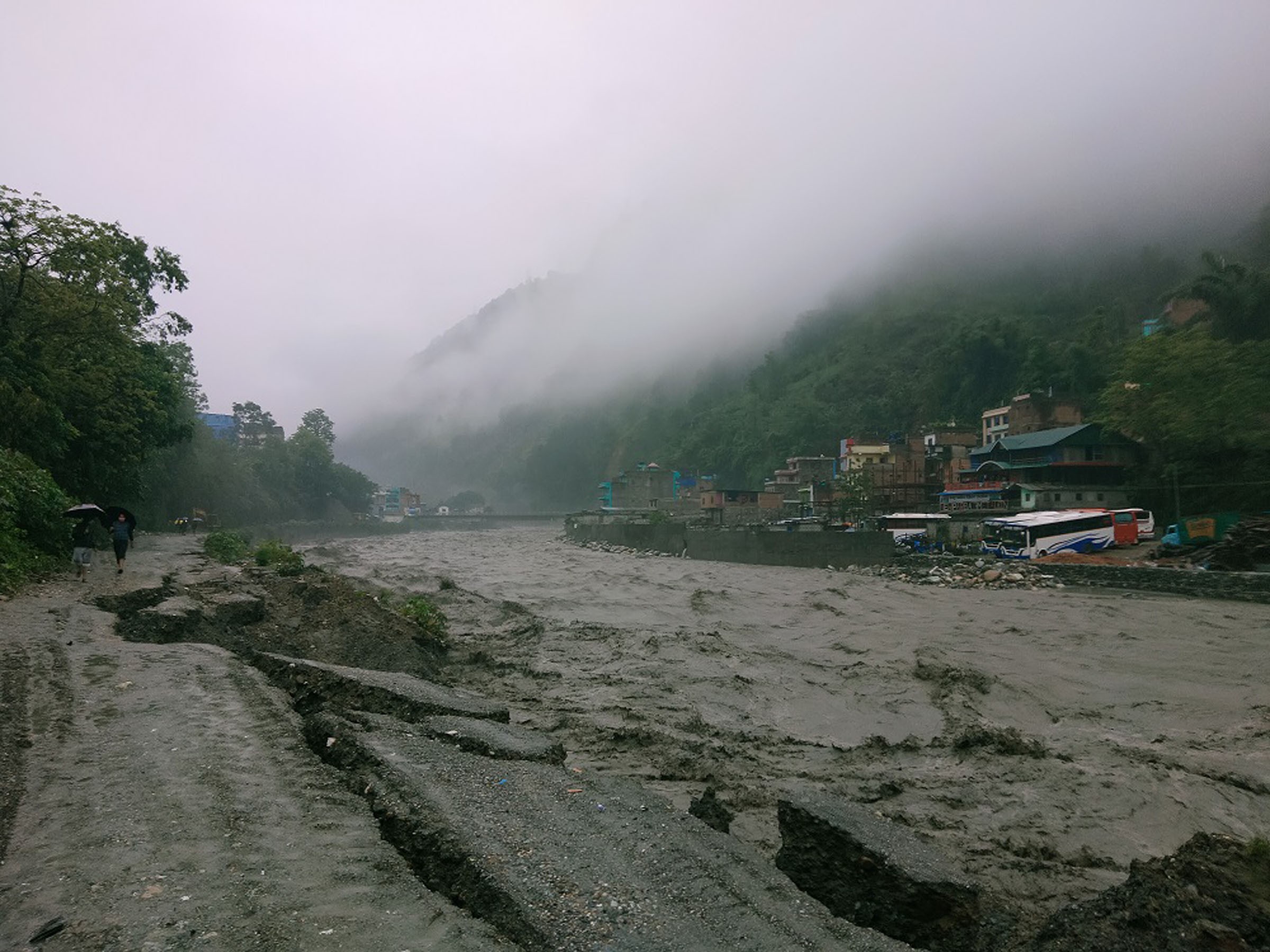 निरन्तरतको वर्षासँगै पहिरोबाट २९ घर परिवार विस्थापित