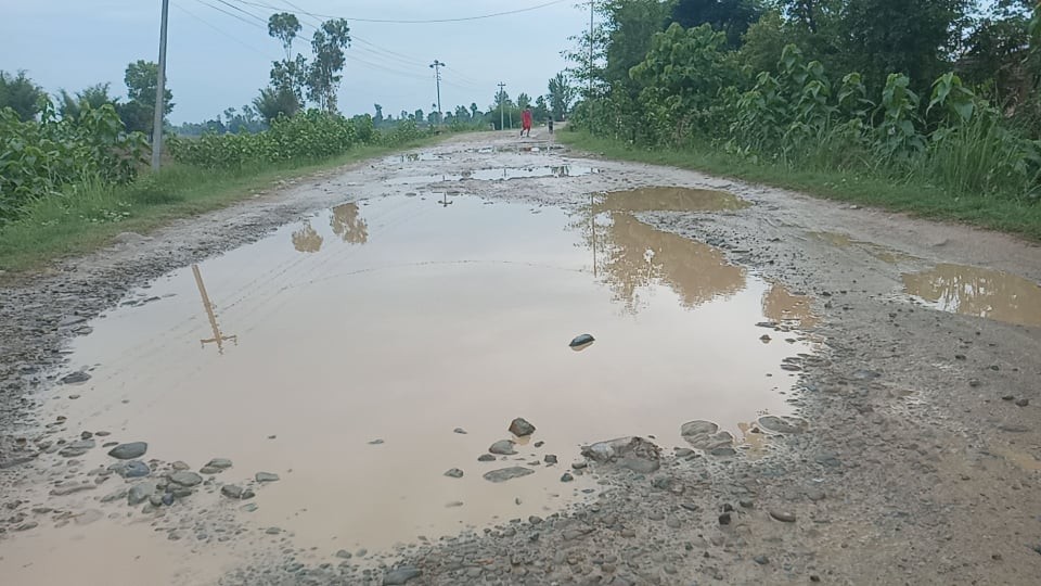 सडकमा खाल्डाखुल्टी हुँदा दुर्घटनाको जोखिम