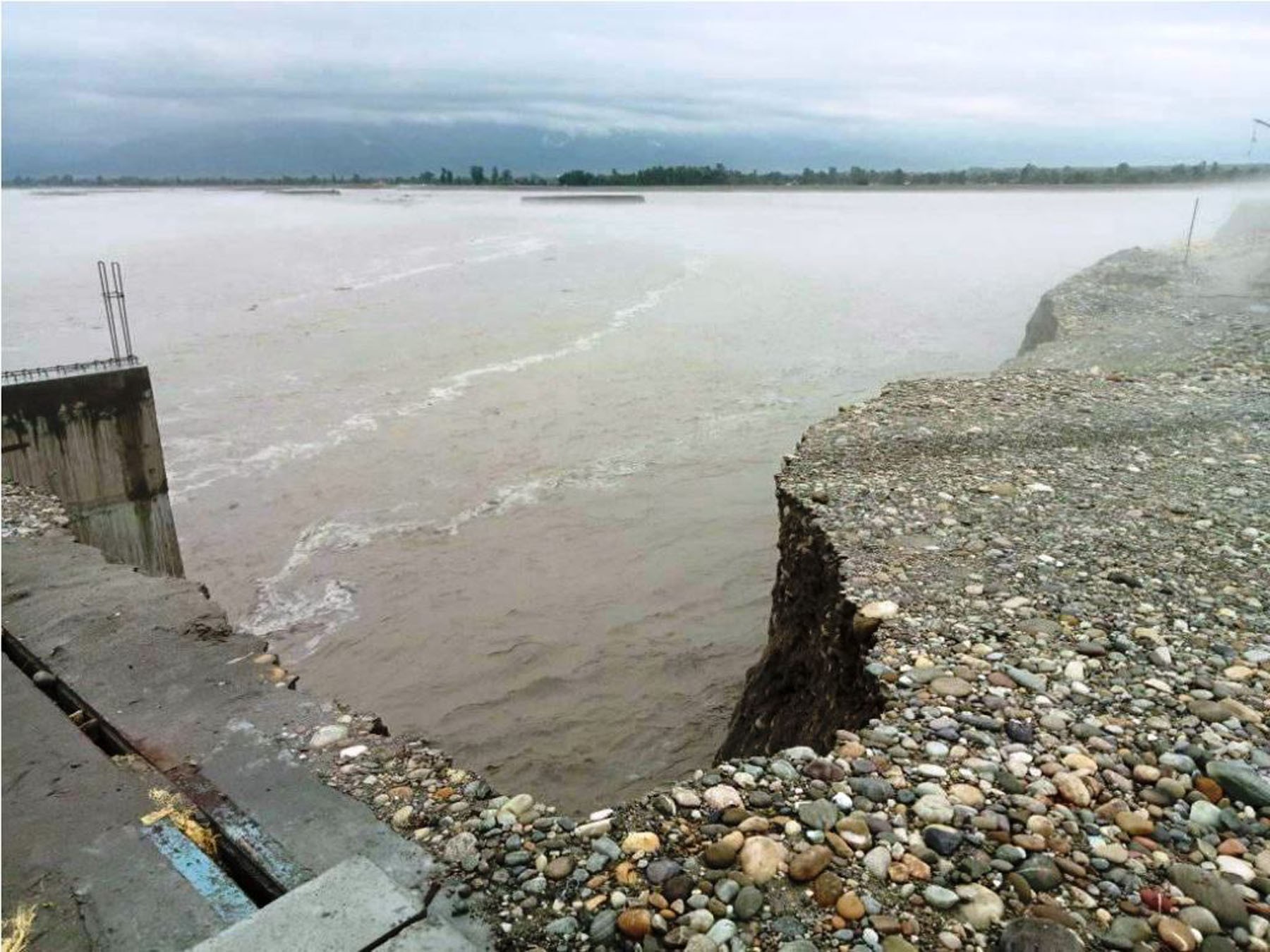 महाकाली नदीको बाढीले १५ घर डुबानमा