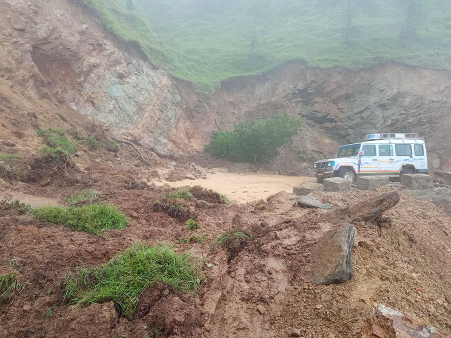 पहिरो खस्दा महाकाली राजमार्ग अवरुद्ध