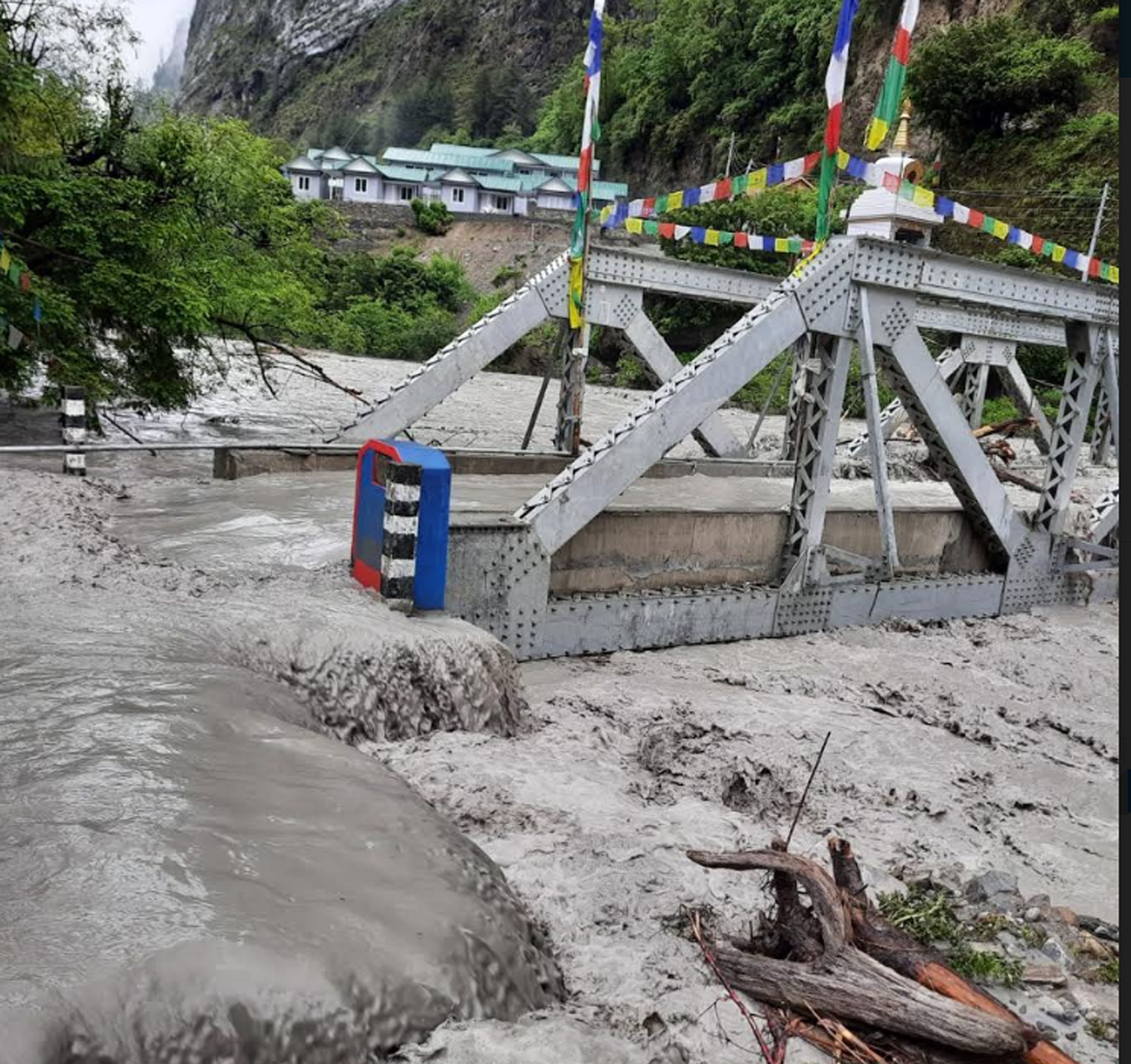 मनाङमा अझै पुग्न सकेनन् सुरक्षाकर्मी, ७० प्रतिशत सडक क्षति 
