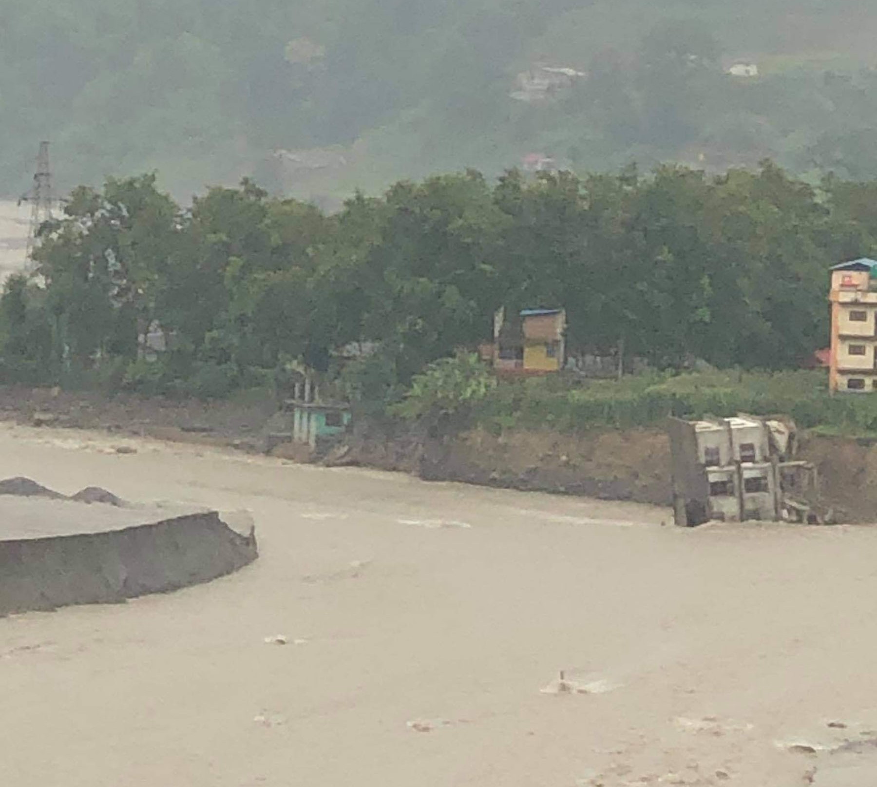 बाढीले मेलम्चीमा एक घर बगायो