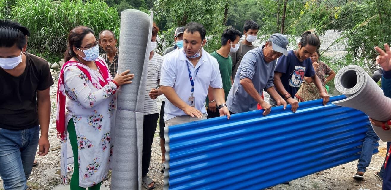 लोकगीत प्रतिष्ठानद्वारा बाढीपीडितलाई राहत वितरण
