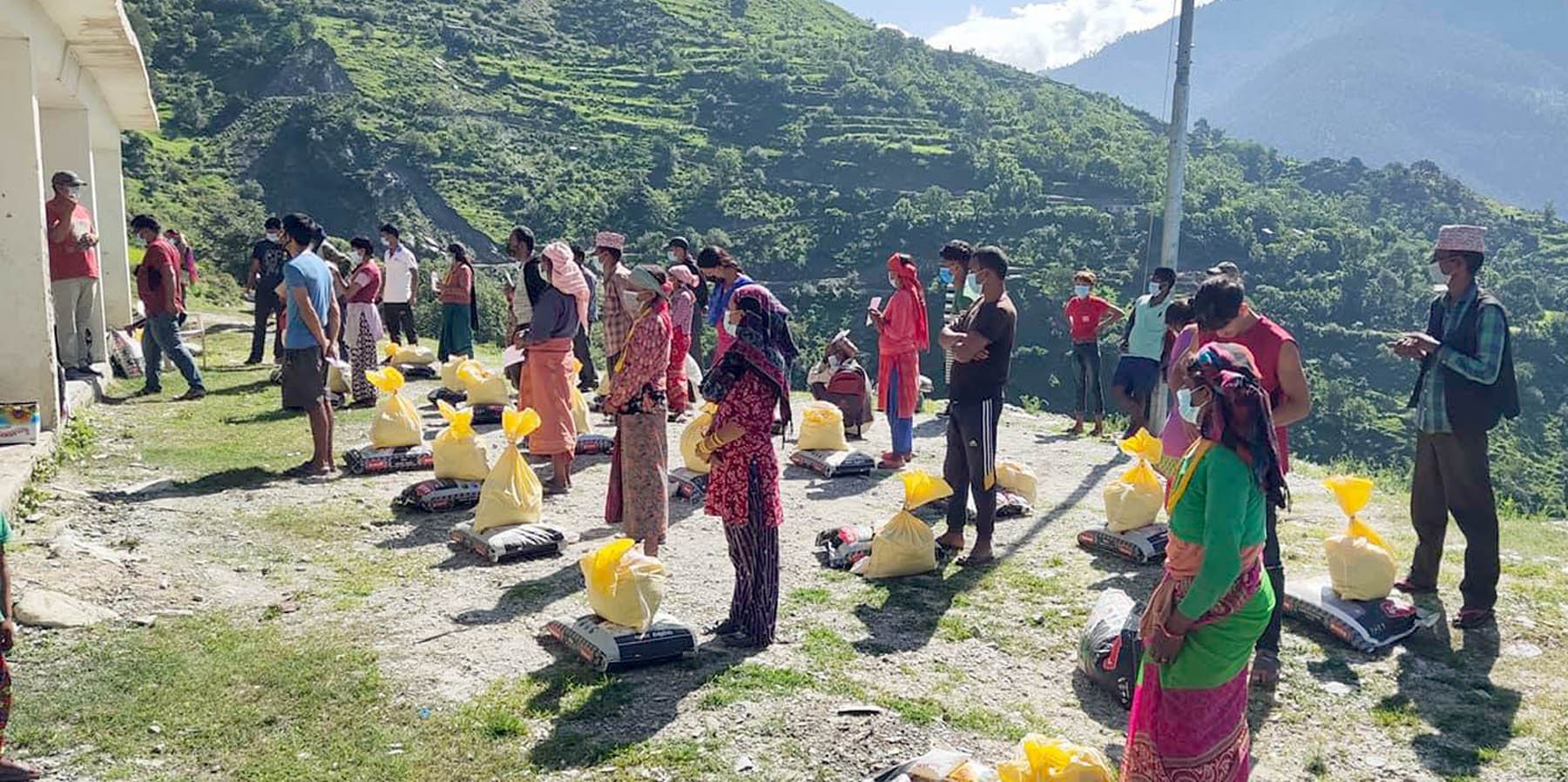 जोखिममा रहेका परिवारलाई खाध्यान्न सामाग्री वितरण
