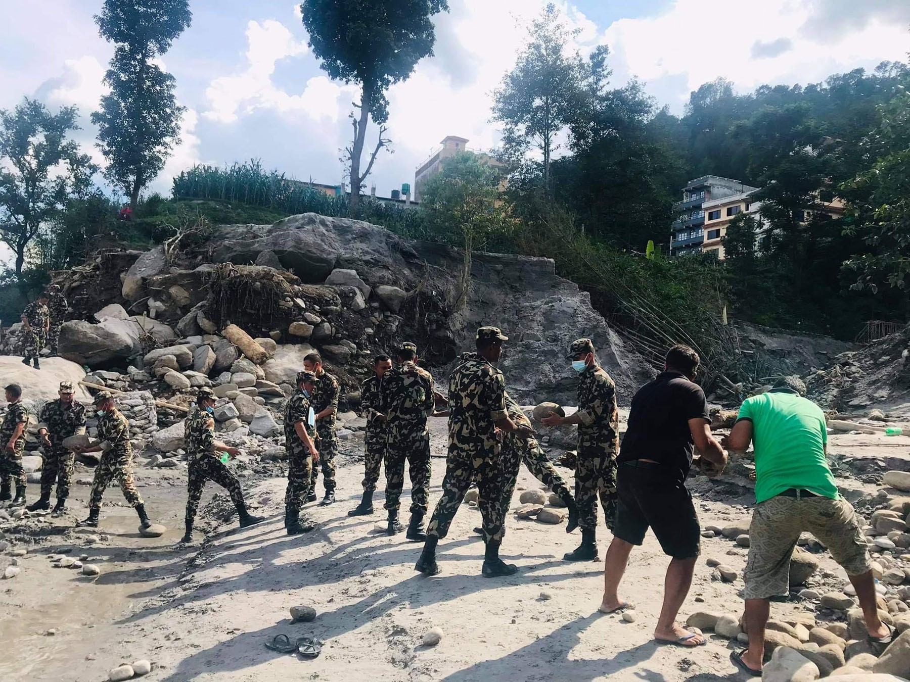 नदि कटान रोक्दै सुरक्षा कर्मी तथा स्थानीय (फोटो फिचर)