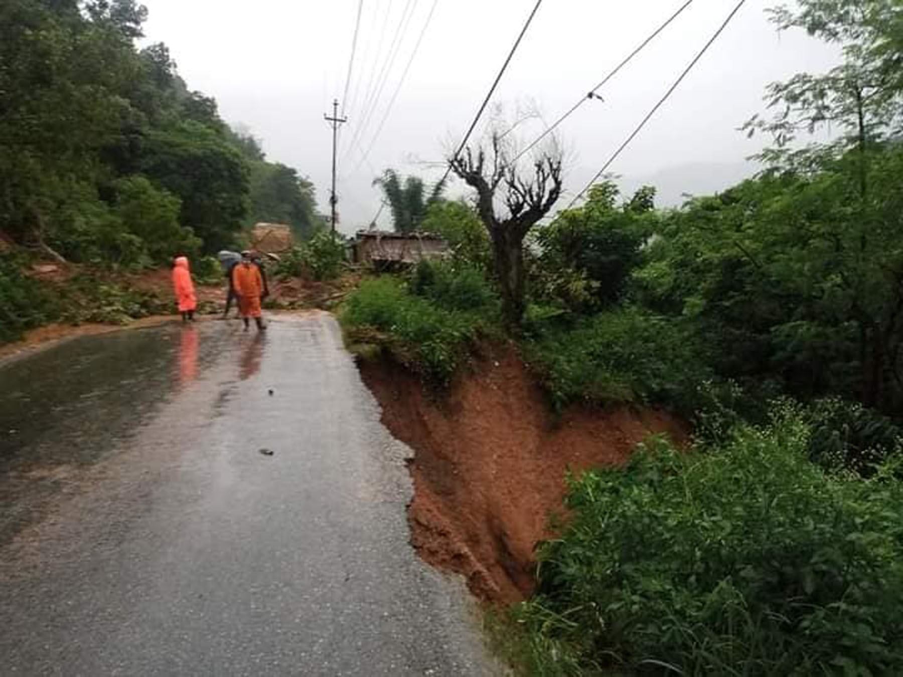 निरन्तरको वर्षाका कारण सडक अवरुद्ध हेर्नुहोस फोटो