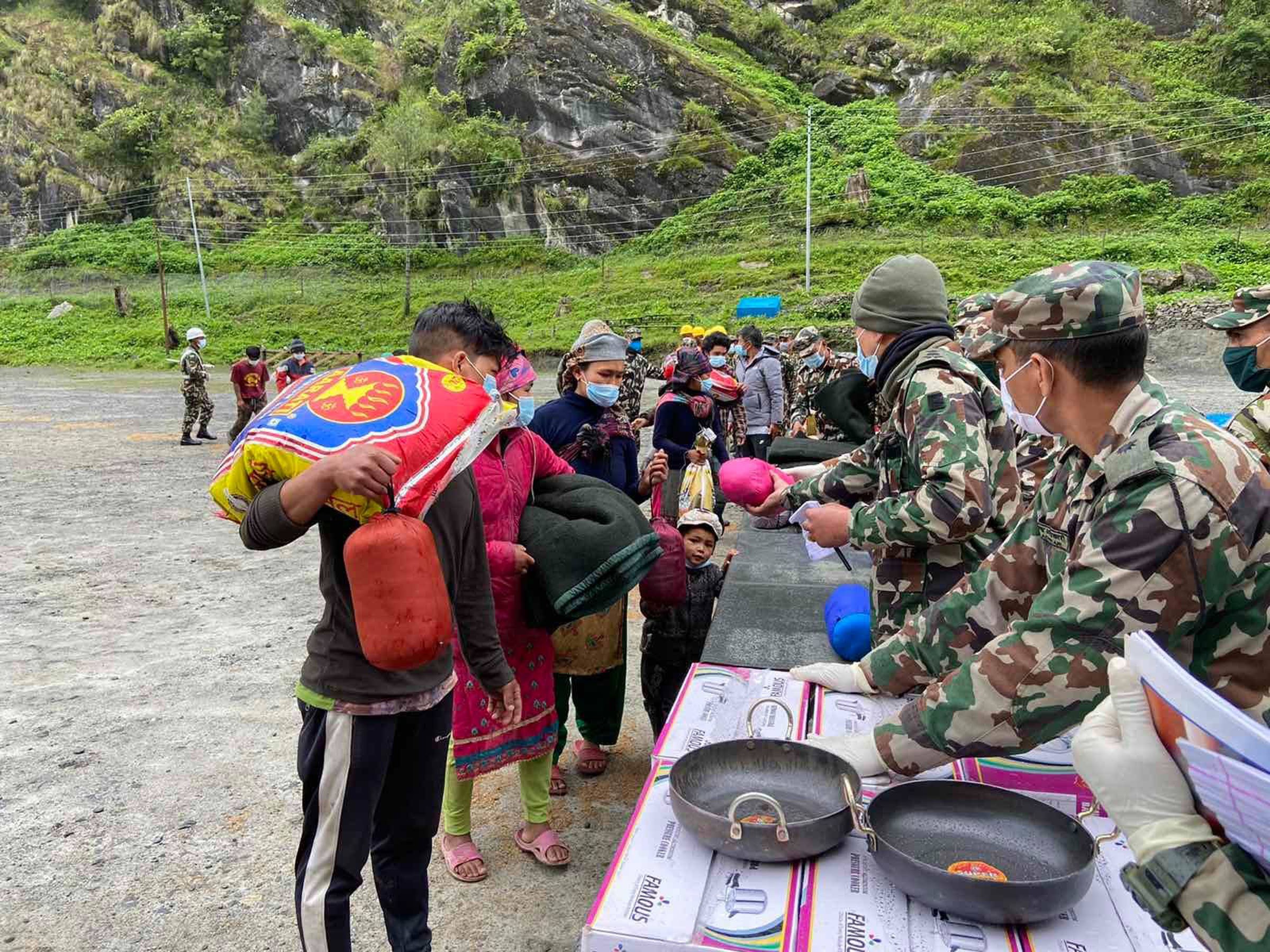 नेपाली सेनाद्वारा बाढीपीडितलाई राहत वितरण