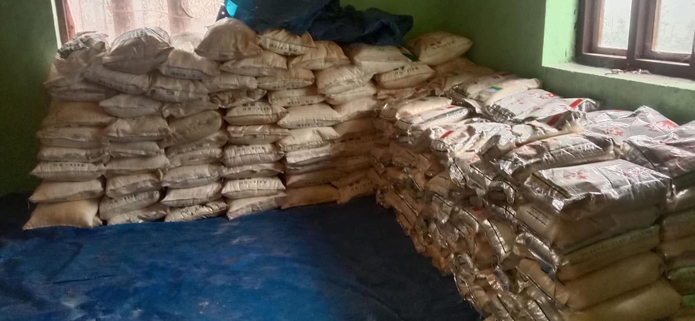 थोराङ्ला पासबाट ल्याएर खाद्यान्न अभाव टार्दै