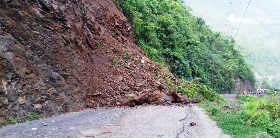 नारायणगढ–मुग्लिन सडकमा तीन दिन देखि पहिरै पहिरा