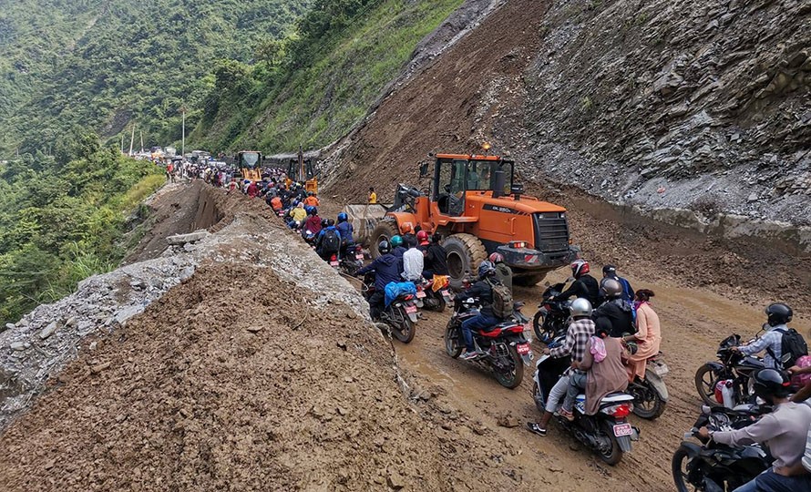 Narayangadh-Muglin road section sees traffic disruptions again