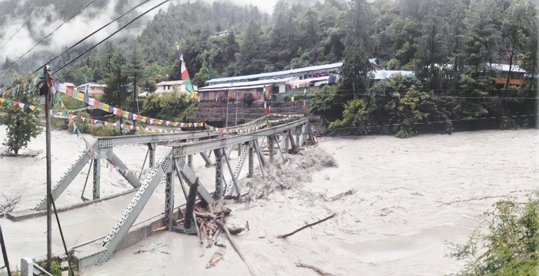 Flood sweeps away suspension bridge at Chame