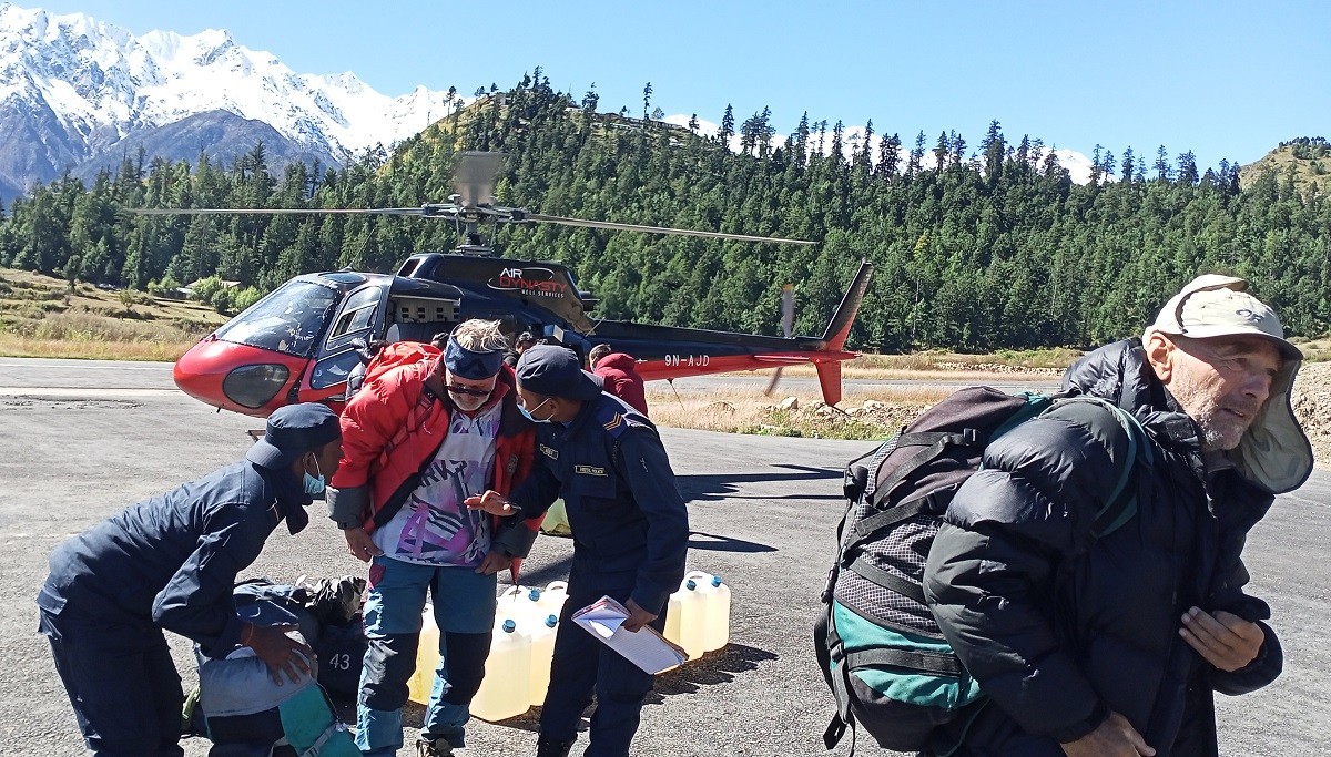 हुम्लाको तुम्लिङमा अलपत्र परेका चार विदेशी र तीन नेपालीको हेलिकोप्टरमार्फत उद्धार