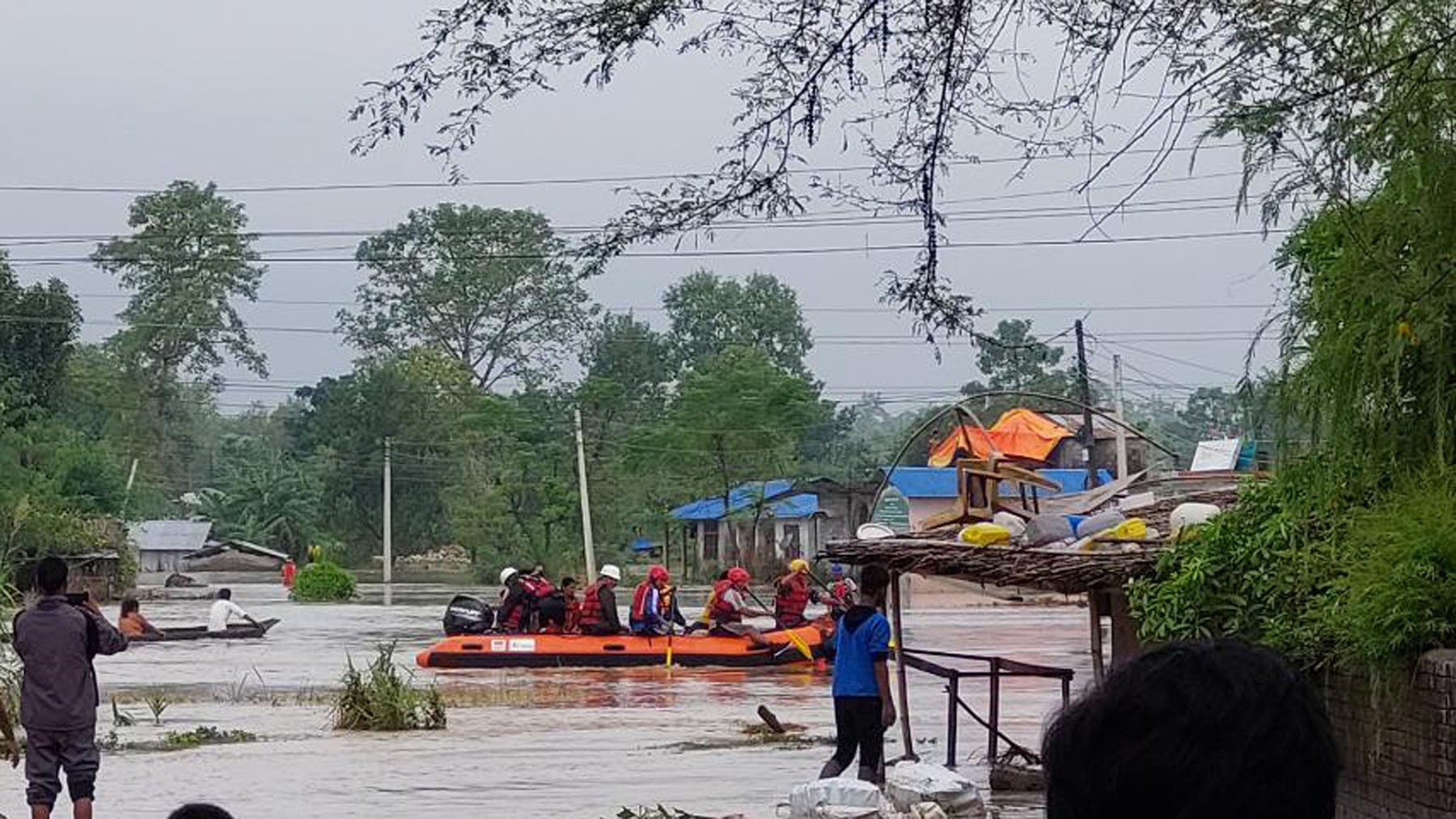 बाढीपीडित भन्छन् ः ‘तटबन्ध निर्माण नभए बस्ती पुनःस्थापना गरिदिनोस्’