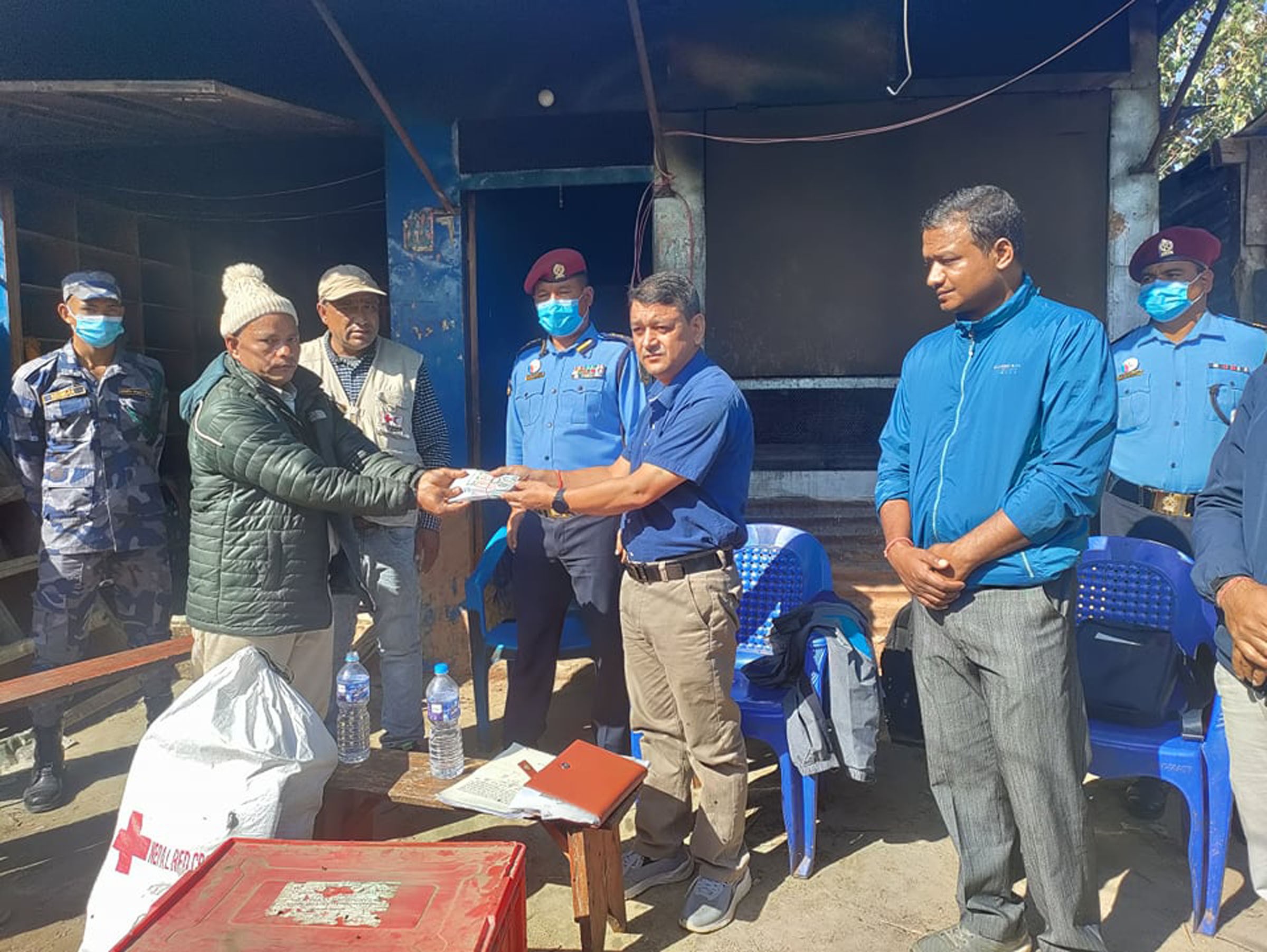 बाढी पहिरामा ज्यान गुमाएका परिवारलाई सहयोग