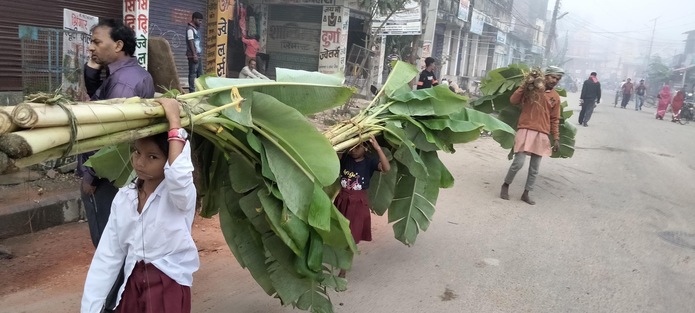केराको थाम र फूलमालाको व्यापार बढ्यो