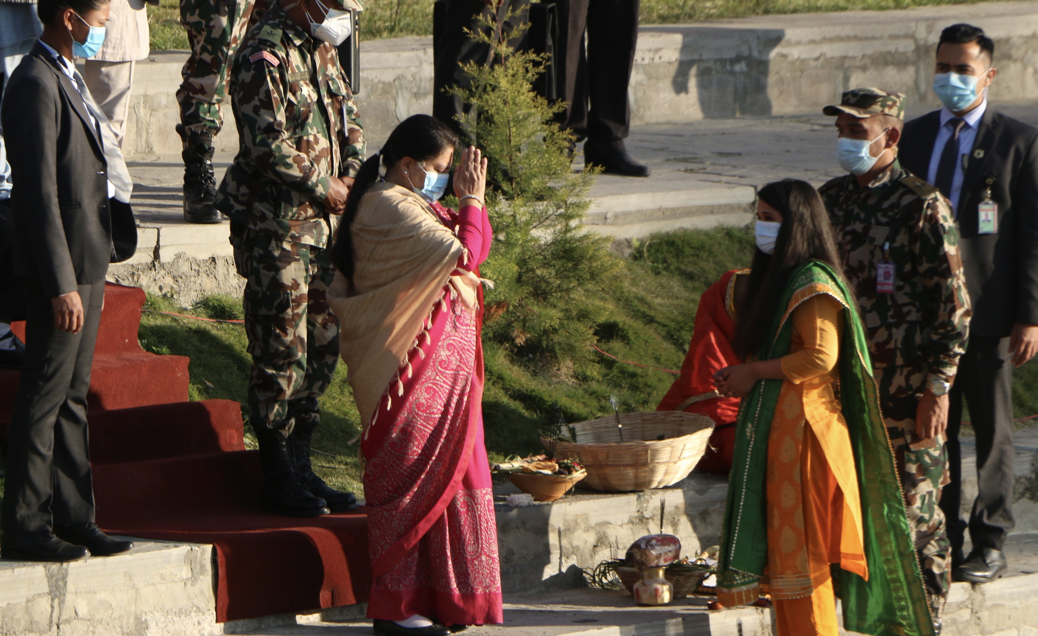 राष्ट्रपतिद्वारा सूर्यलाई अघ्र्य दिएर कमलपोखरीमा छठ पूजा