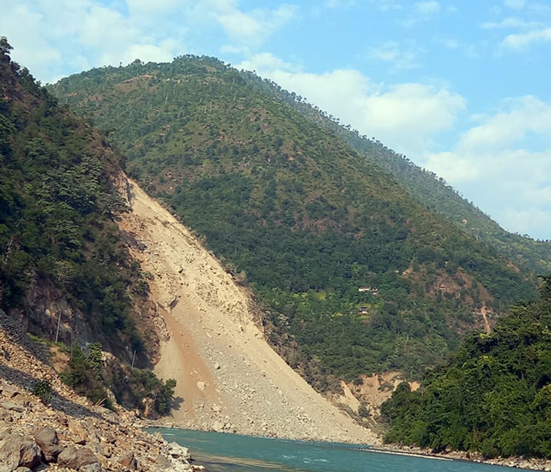 दूधकोसीमा सुक्खा पहिरो