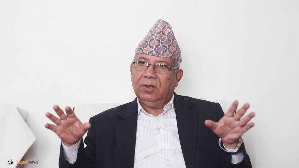 सर्वोच्चको विवाद समाधानका लागि प्रधानमन्त्रीसँग छलफल भएको छ : माधव नेपाल