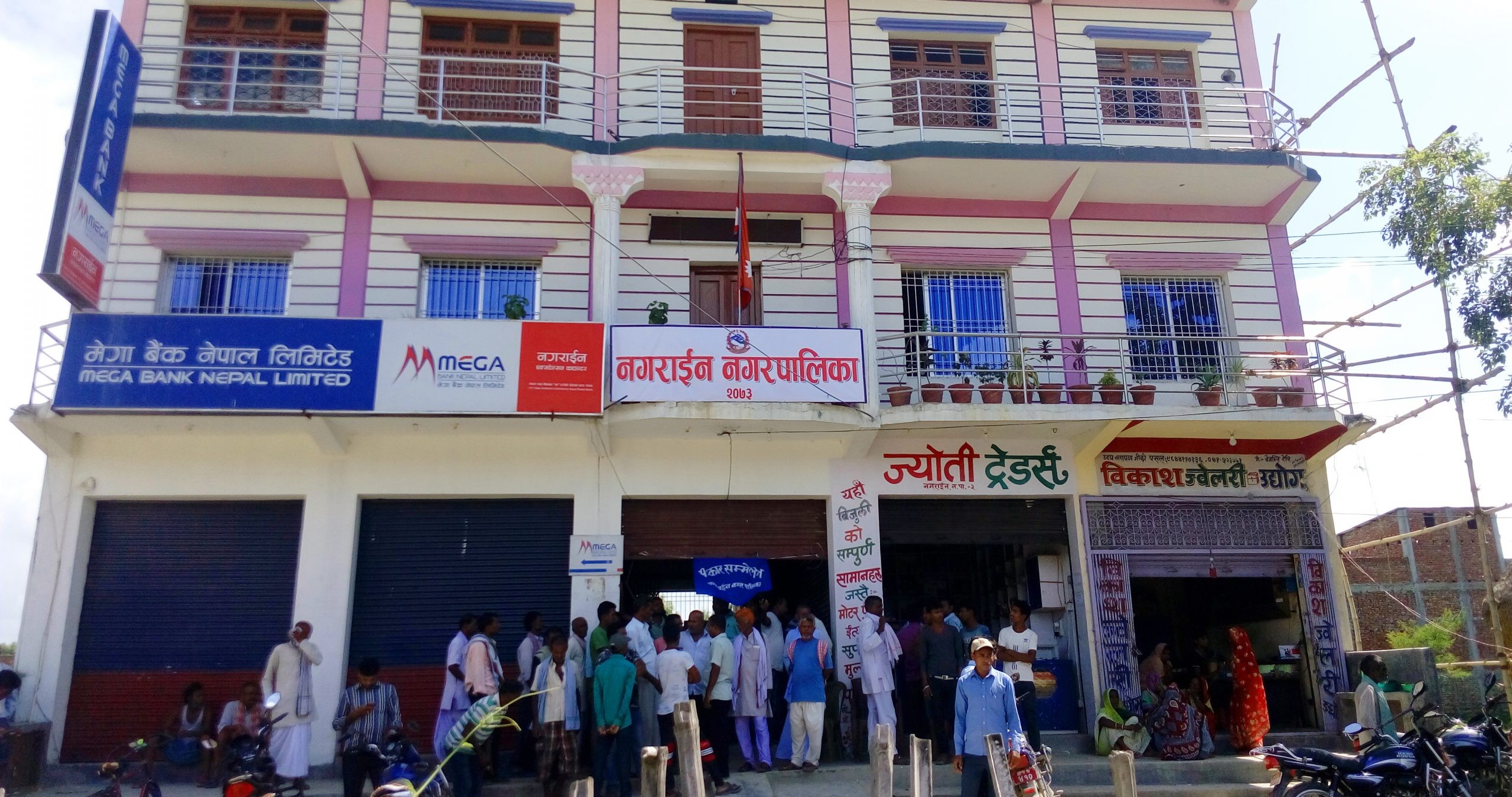 कर्मचारीको आन्दोलनका कारण सबै कामकाज ठप्प हुँदा सेवाग्राही मर्कामा 