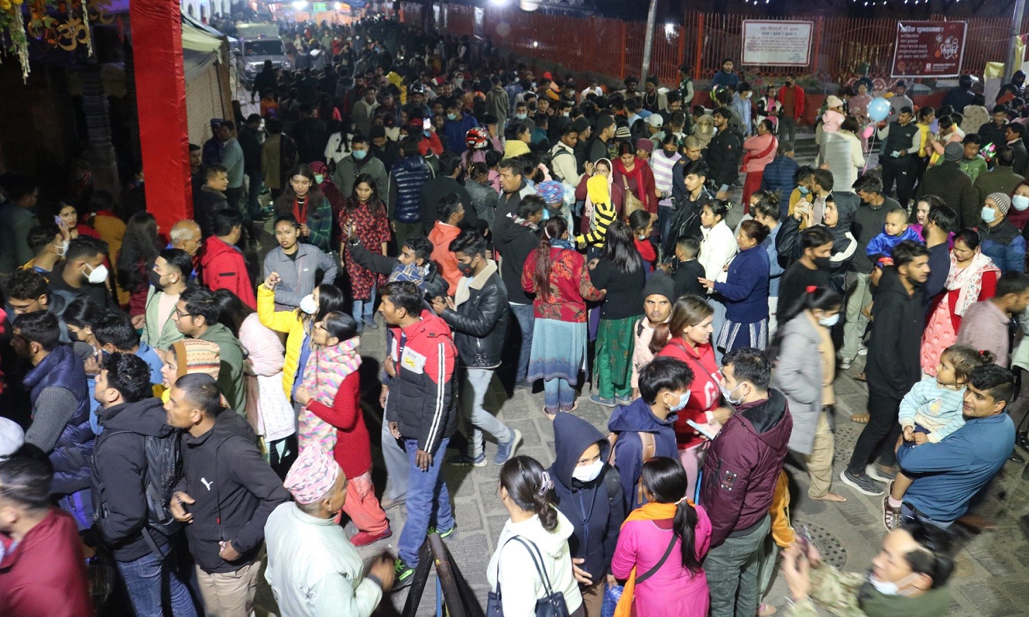 पशुपतिनाथमा बिहान ३ बजेदेखिनै चारै ढोका खुल्ला